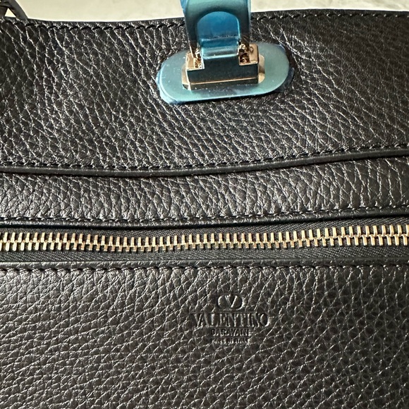 NEW Valentino Rockstud Medium Grainy Leather Crossbody 2 Way Tote - Picture 16 of 17